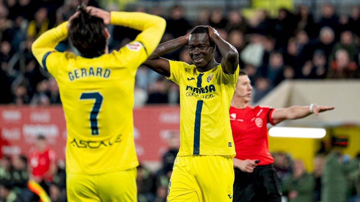 Villarreal CF negocia la cesión de Sacha Boey para reforzar su defensa