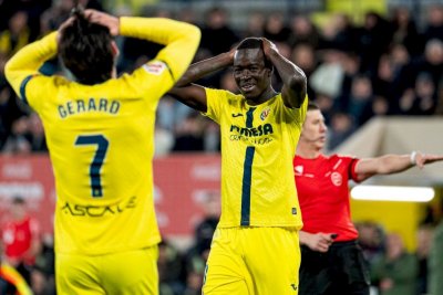 Villarreal CF negocia la cesión de Sacha Boey para reforzar su defensa
