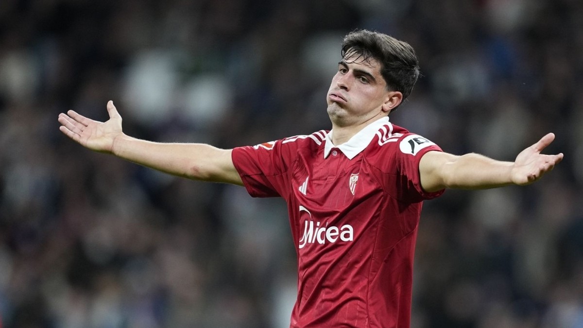 El lateral del Sevilla, Juanlu, se mantiene tras el repliegue del Nápoles