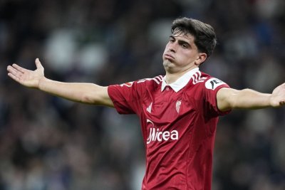 El lateral del Sevilla, Juanlu, se mantiene tras el repliegue del Nápoles