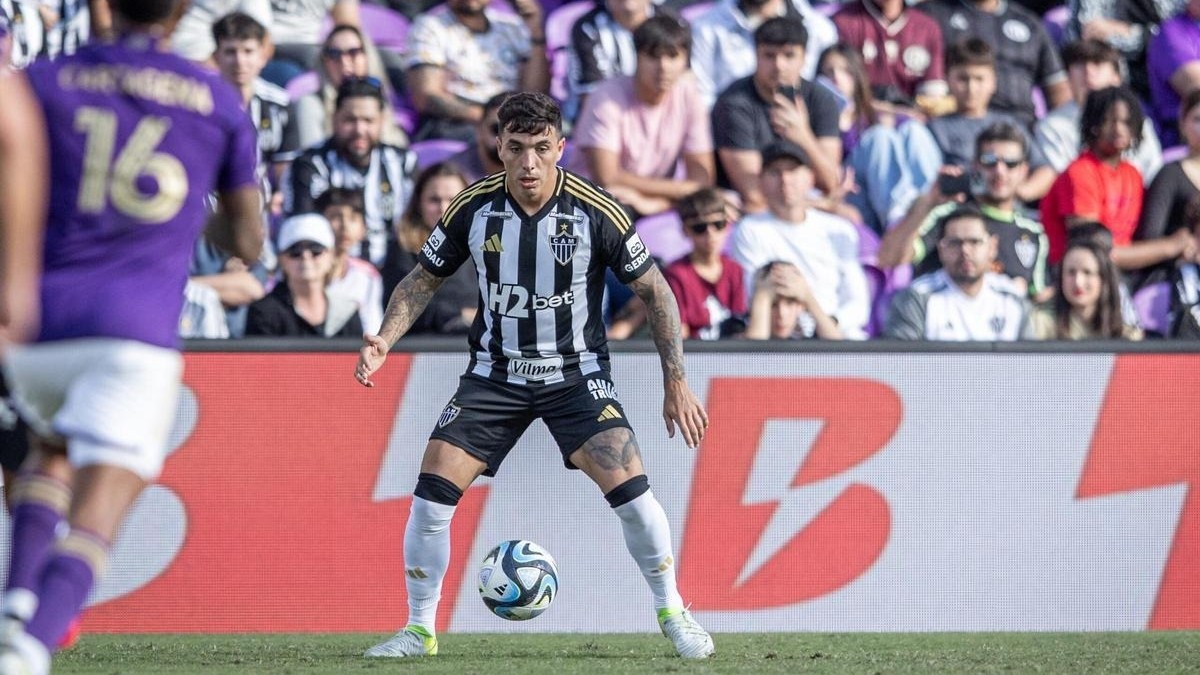 Renzo Saravia se integra al Valencia CF como solución de urgencia