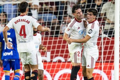 El Sevilla refuerza sus flancos con la mirada puesta en Juan Iglesias