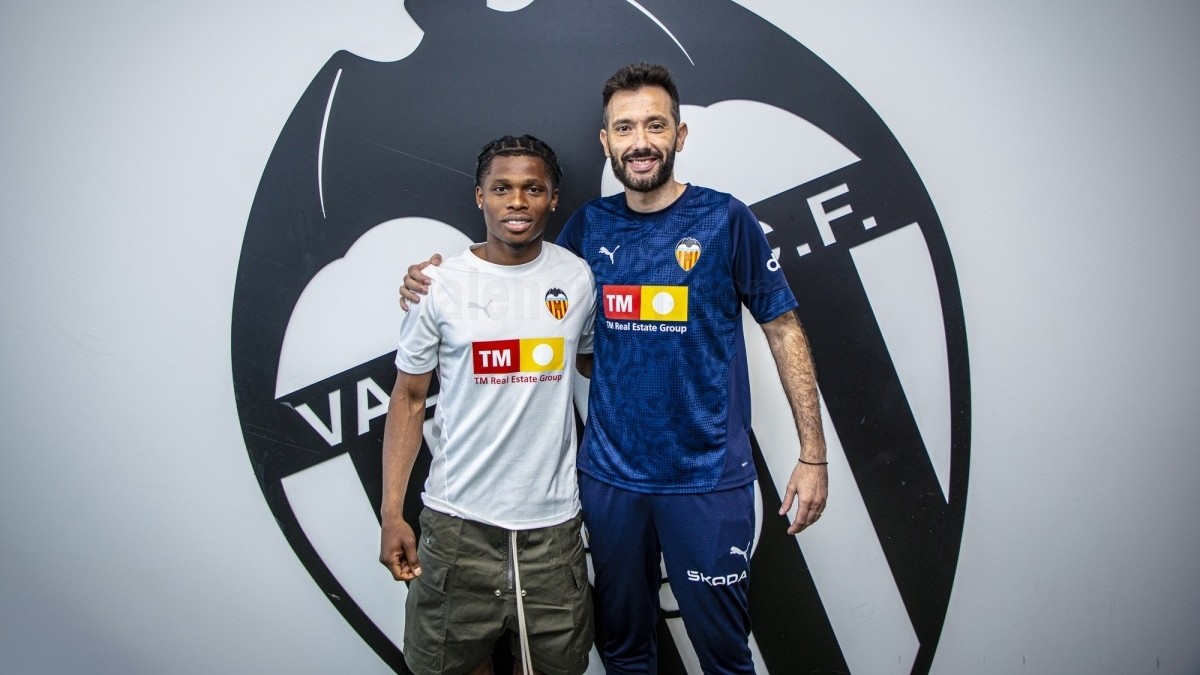 Los desafíos del Valencia para retener a Largie Ramazani frente a Leeds United