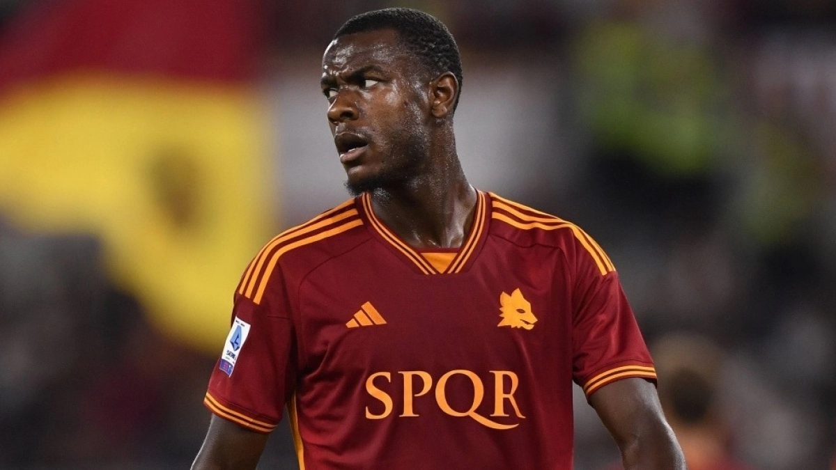 El futuro de Evan Ndicka: entre el interés del Barça y la firmeza del Manchester United