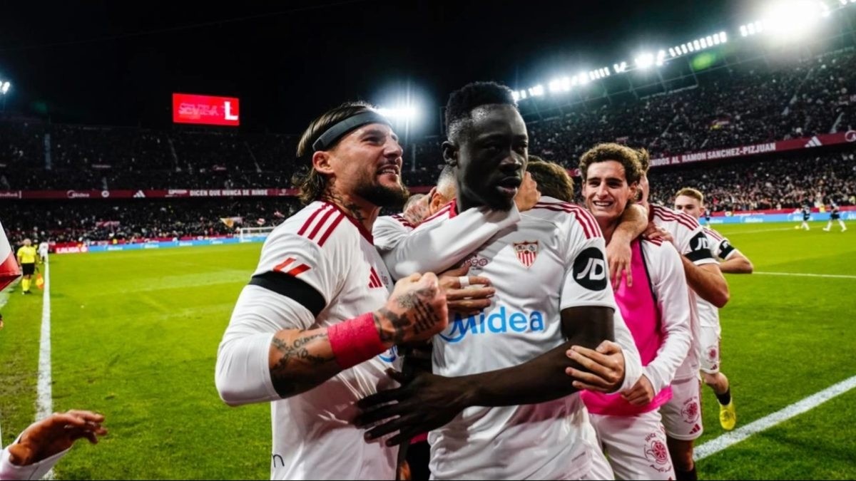 Carlos Fernández, en el punto de mira para un posible retorno al Sevilla