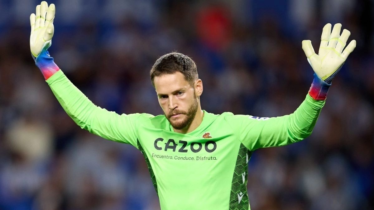 El FC Barcelona fija su mirada en Álex Remiro para reforzar su portería