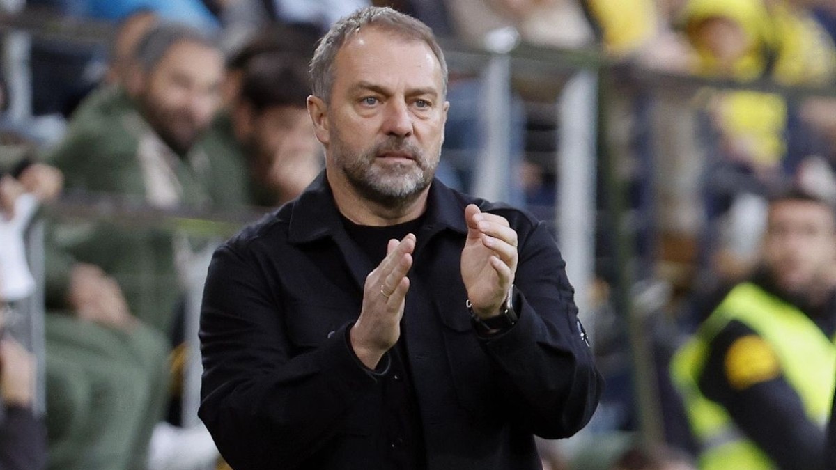 Hansi Flick insta a Barcelona a fortalecer su equipo técnico