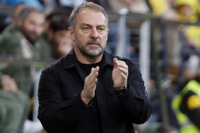 Hansi Flick insta a Barcelona a fortalecer su equipo técnico