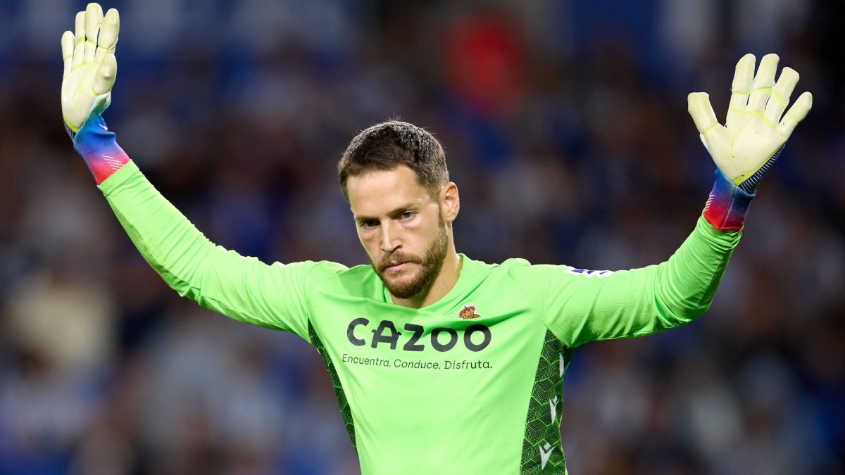 La Real Sociedad contempla la venta de Álex Remiro ante el emergente Unai Marrero