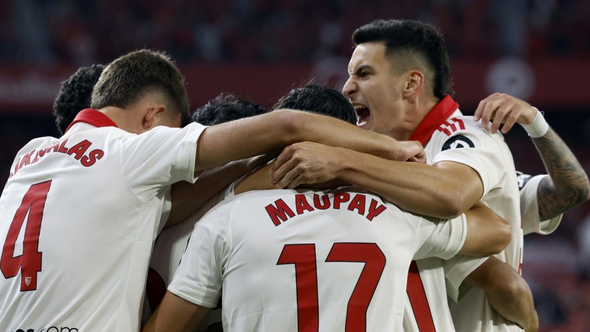 El Sevilla redefine su estrategia bajo los palos tras una temporada complicada