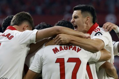 El Sevilla redefine su estrategia bajo los palos tras una temporada complicada