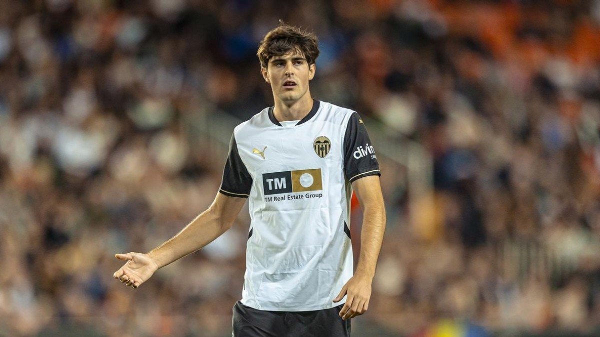 Javi Guerra no piensa en salir del Valencia pese al interés tras su gran final de curso