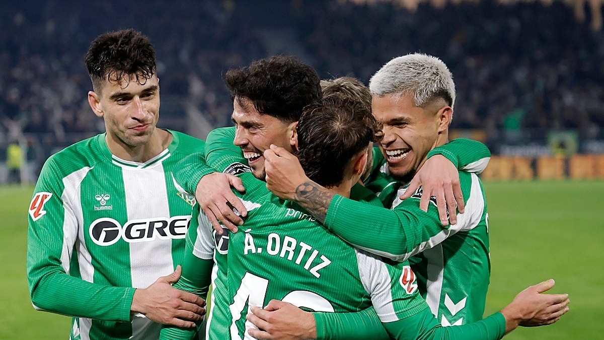 El Betis estudia la salida de Nelson Deossa tras una temporada sin continuidad
