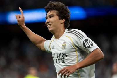 Gonzalo García, cada vez más lejos del Real Madrid con el Como 1907 al acecho