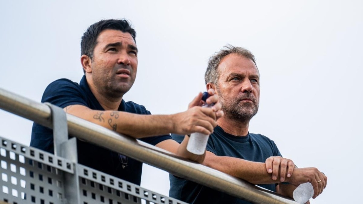 Deco toma nota de Javi Guerra y Kang-in Lee en una reunión de seguimiento en Barcelona