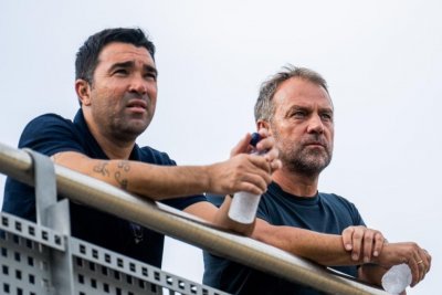 Deco toma nota de Javi Guerra y Kang-in Lee en una reunión de seguimiento en Barcelona