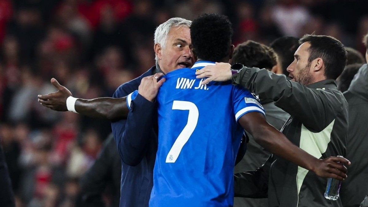 Raúl Asencio, en la rampa de salida del Real Madrid tras el cambio de plan de Mourinho