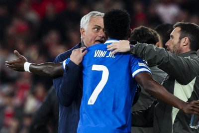 Raúl Asencio, en la rampa de salida del Real Madrid tras el cambio de plan de Mourinho