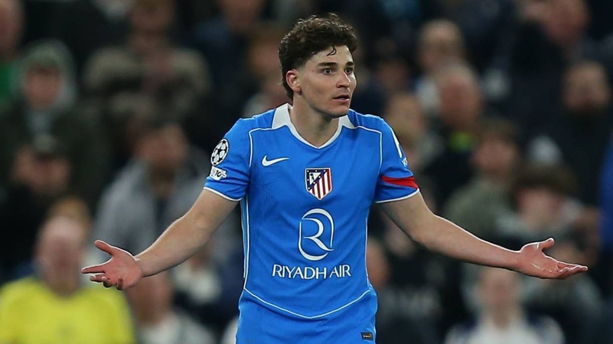 El Atlético lanza su nueva camiseta sin Julián Álvarez y crece la tensión por su futuro