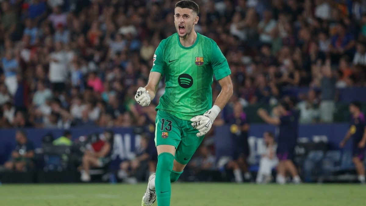 Álex Remiro, el nombre que más convence al Barça para completar la portería