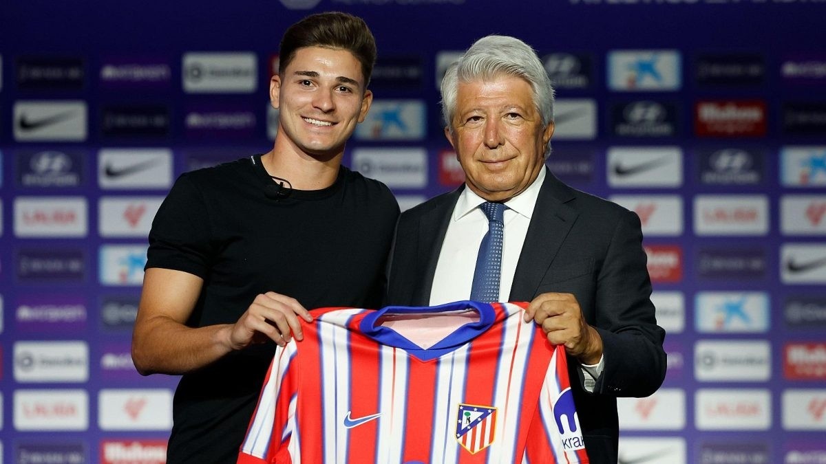 Julián Álvarez se aleja del Barça y el Atlético marca el precio de salida en 150 millones