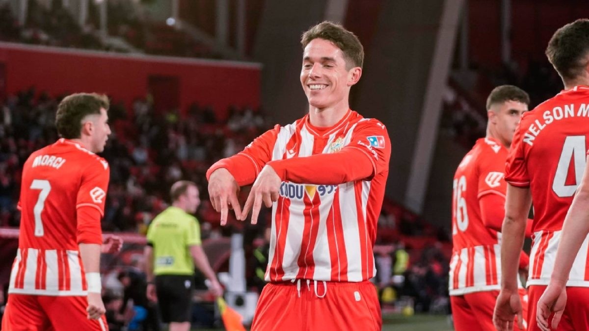 Sergio Arribas, en la rampa de salida del Almería con el Real Madrid muy atento a la operación