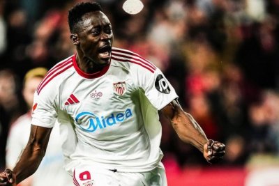 El Sevilla aprieta por Akor Adams y no baja de 15 millones pese al interés del Venezia