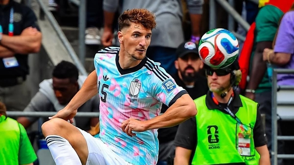 Chirino toma ventaja en el Valencia, pero el Almería frena la primera oferta