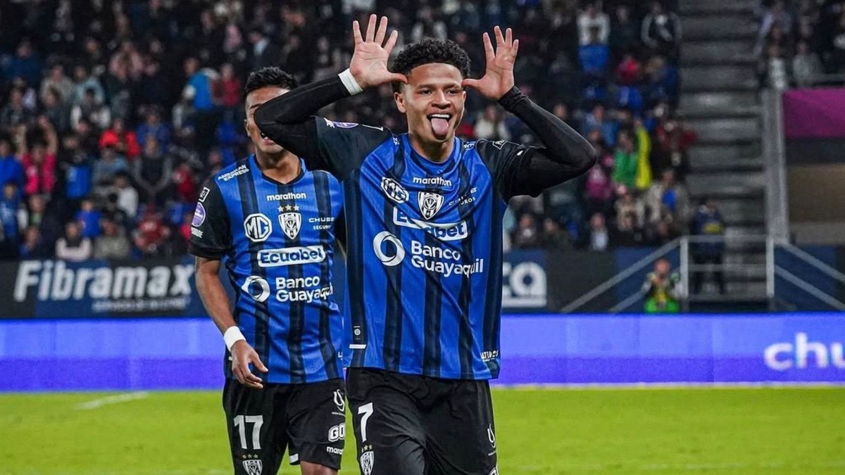 Patrik Mercado, el fichaje que el Sevilla mantiene en pausa por su lesión de rodilla