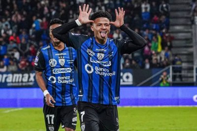 Patrik Mercado, el fichaje que el Sevilla mantiene en pausa por su lesión de rodilla