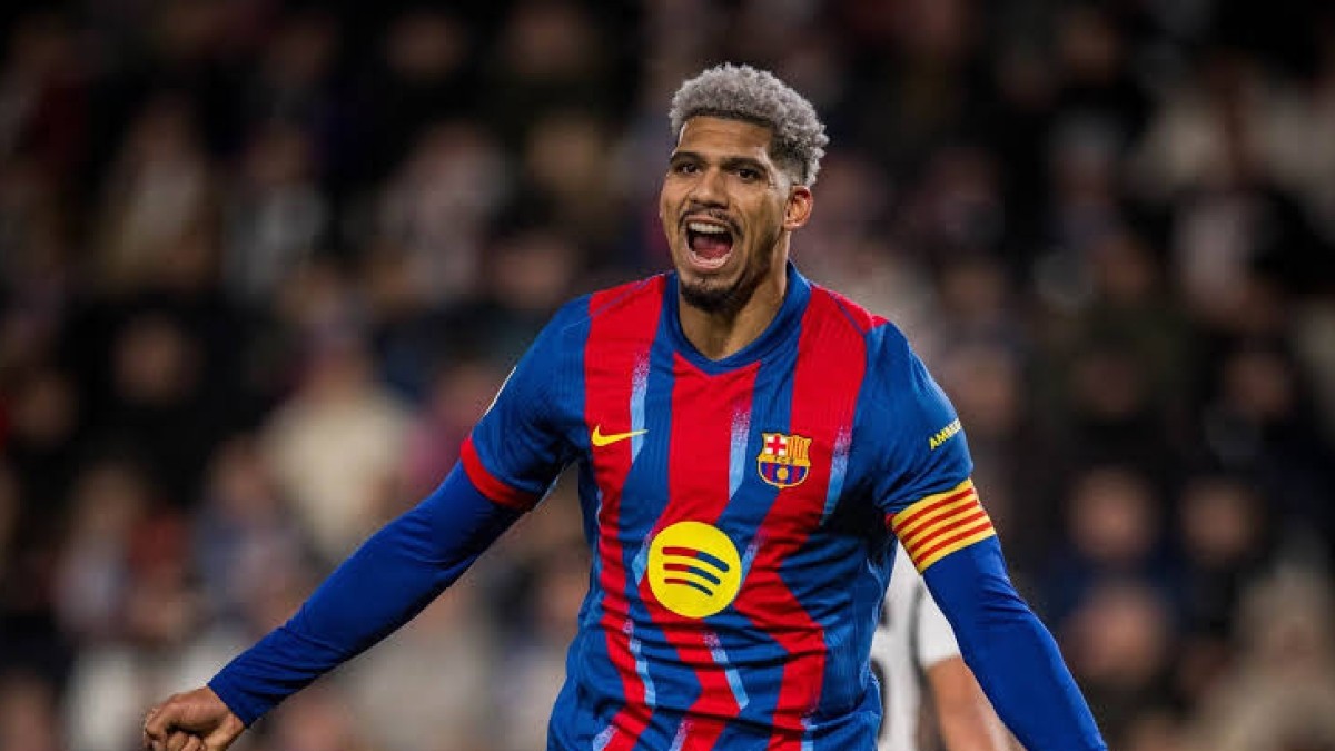 Araujo vuelve al Barcelona con la idea de recuperar su sitio en la defensa