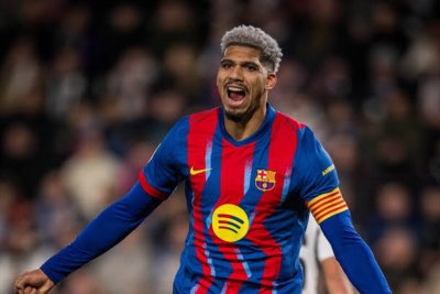 Araujo vuelve al Barcelona con la idea de recuperar su sitio en la defensa
