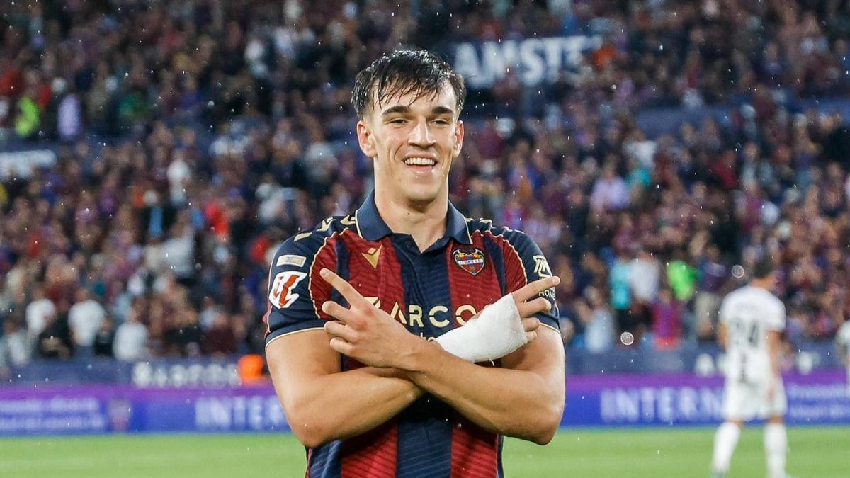 El Villarreal toma la delantera por Carlos Espí y estudia pagar su cláusula
