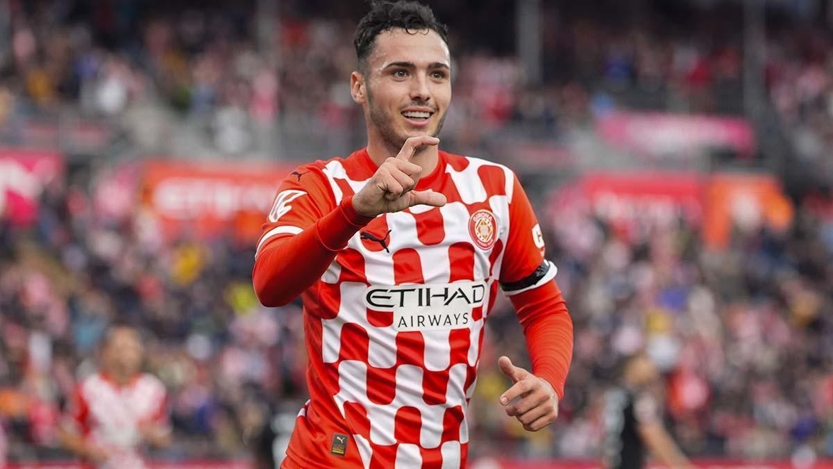 El Valencia se mueve por Arnau Martínez tras el descenso del Girona