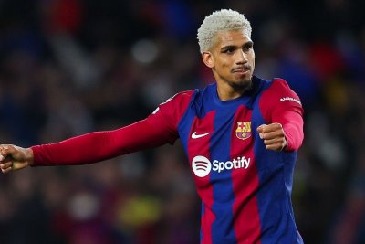 El Barcelona baraja cuatro vías para cubrir la salida de Araújo