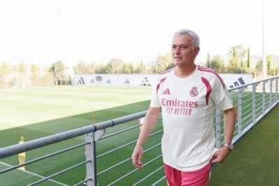 Mourinho aprieta al Real Madrid por un central y un centrocampista antes del cierre del mercado
