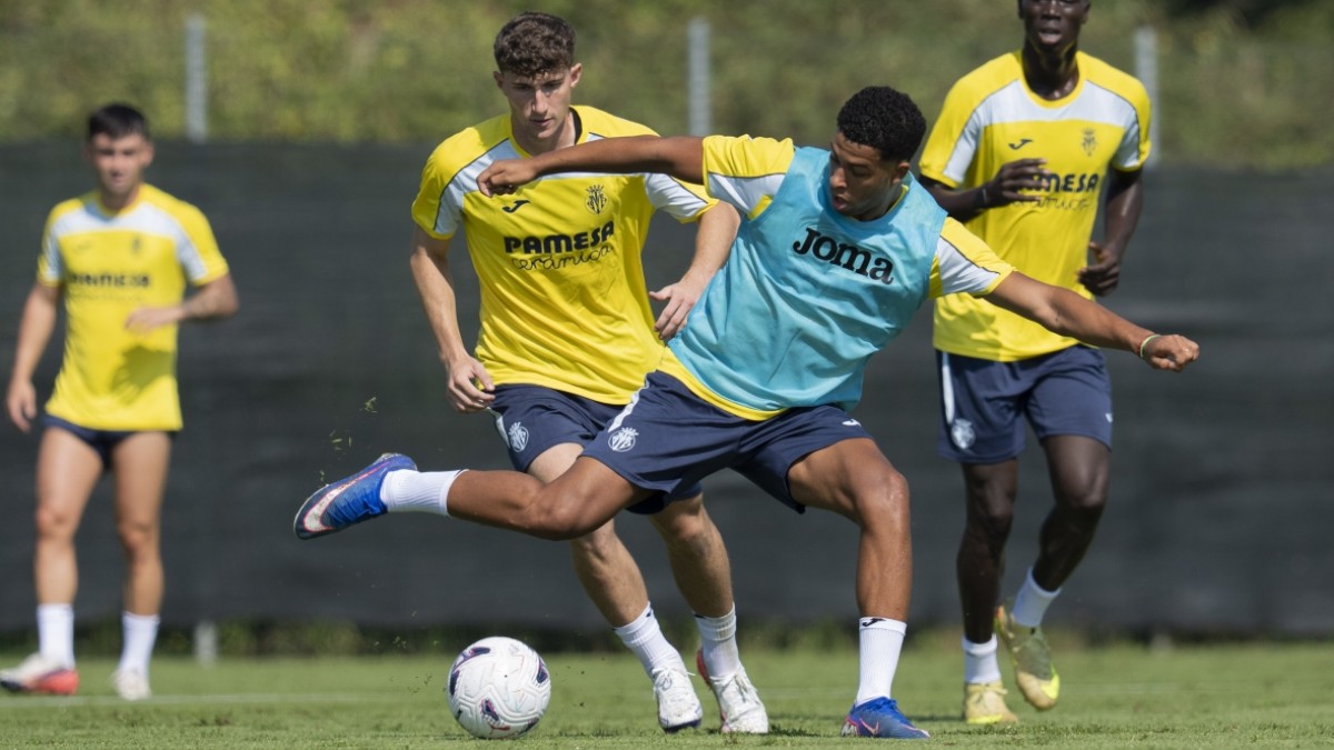 El Villarreal sigue de cerca a Gjivai Zechiël, mediocentro del Feyenoord con contrato hasta 2028