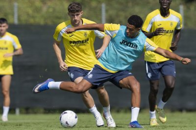 El Villarreal sigue de cerca a Gjivai Zechiël, mediocentro del Feyenoord con contrato hasta 2028