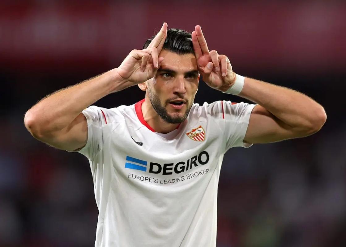 Rafa Mir se mantiene ligado al Valencia y preocupa al Sevilla