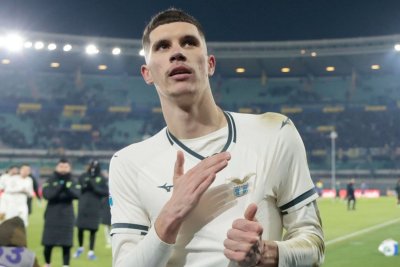 El Sevilla se queda sin Ratkov y acumula tres golpes en su búsqueda de un delantero
