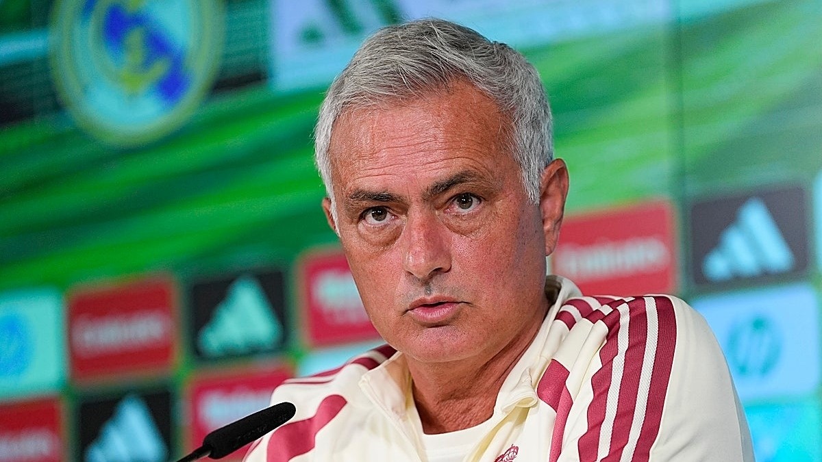 Huijsen gana peso en el Real Madrid y Mourinho lo mantiene como fijo tras la derrota en Sevilla