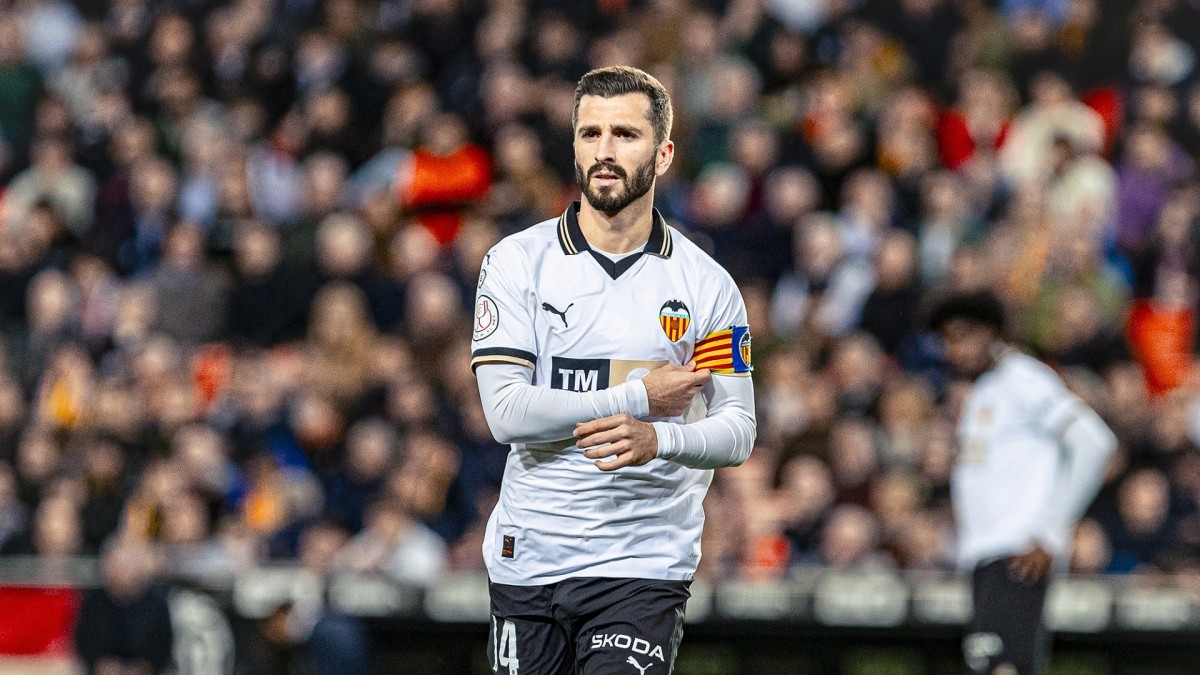 Gayà, en el centro del pulso salarial del Valencia mientras el club busca relevo