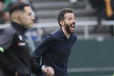Mendilibar, libre tras salir del Olympiacos, aparece en la órbita del Valencia