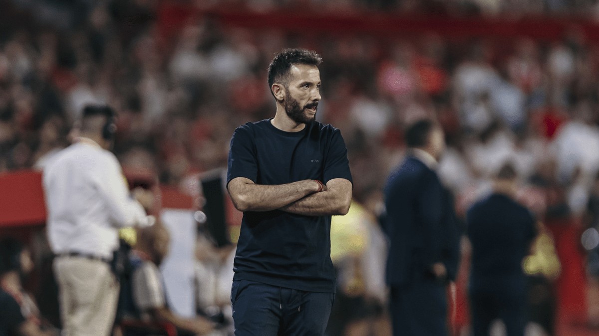 El Valencia destituye a Carlos Corberán y desmonta su cúpula deportiva