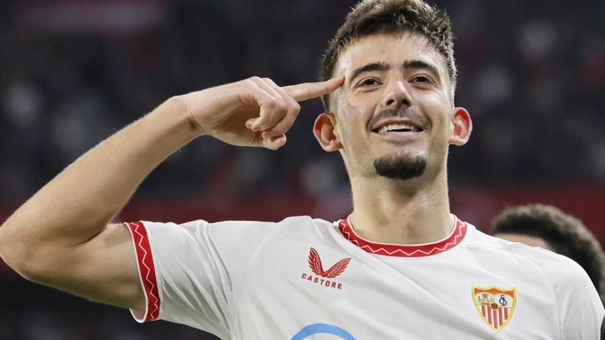 Kike Salas, fuera de la lista de España y con respaldo en el Sevilla antes del Barça