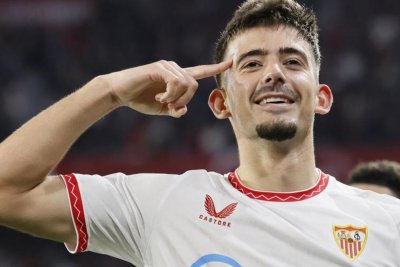 Kike Salas, fuera de la lista de España y con respaldo en el Sevilla antes del Barça