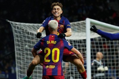 Dani Olmo y Fermín, una pelea por la mediapunta que Flick sigue administrando