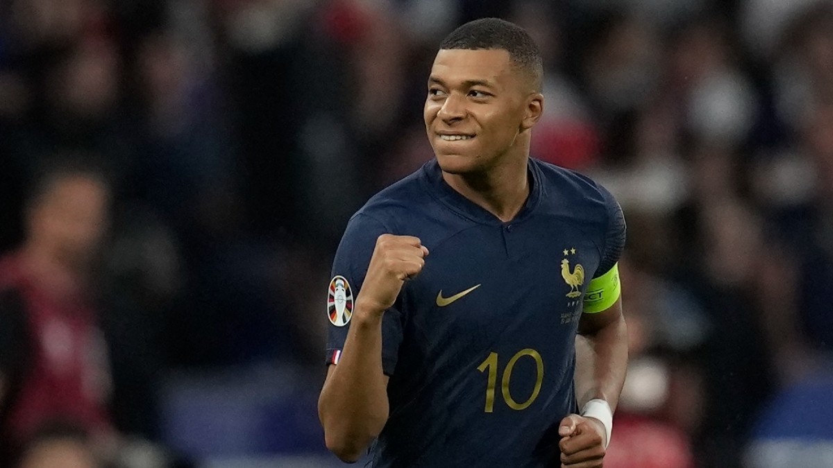Mbappé regresa a Madrid tras lesionarse la rodilla izquierda con Francia
