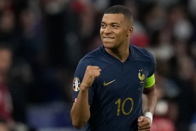 Mbappé regresa a Madrid tras lesionarse la rodilla izquierda con Francia