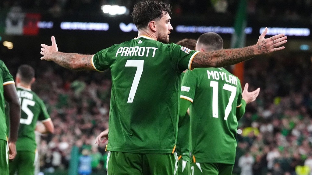 Troy Parrott desata la locura con Irlanda: un gol imposible y otro de penalti